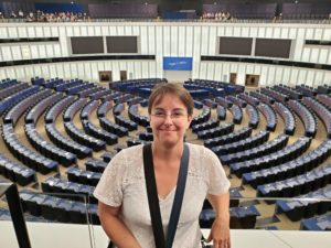 Anne ROUESSARD dans l'hémicycle du Parlement européen à Strasbourg